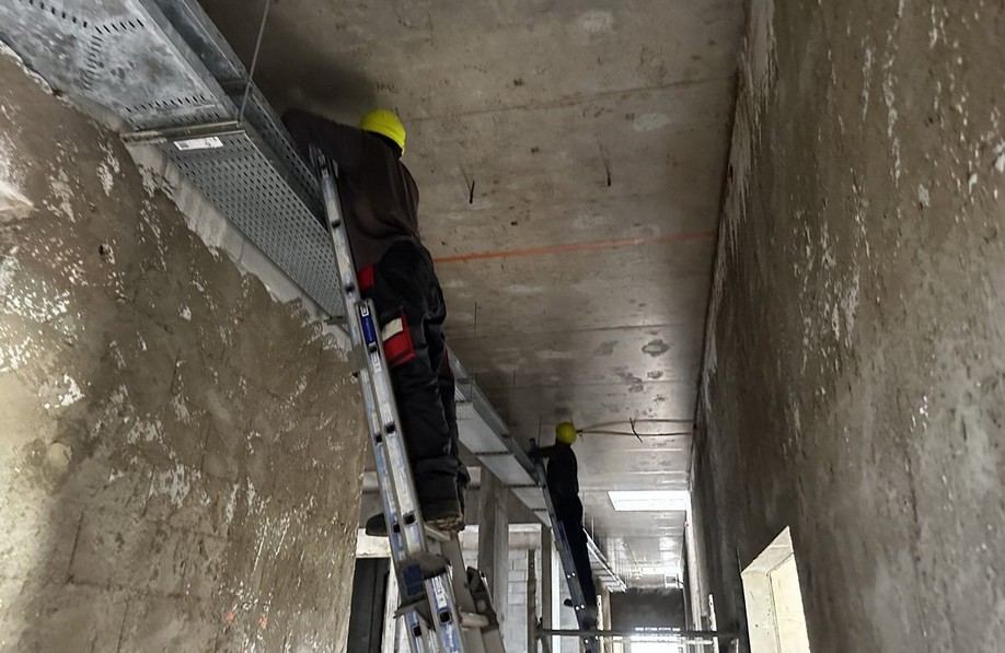 Équipe en intervention, chemin de câbles