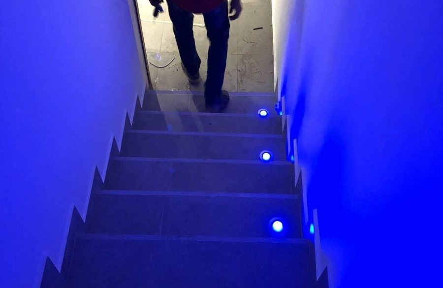 Spots LED ambiance bleue, cage d'escalier