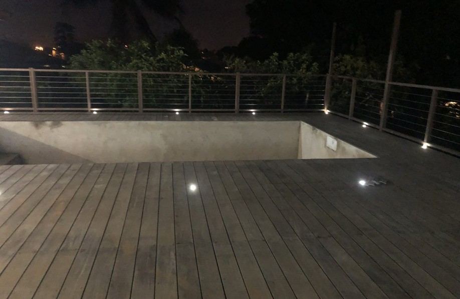 Terrasse bois avec spots, rendu nocturne
